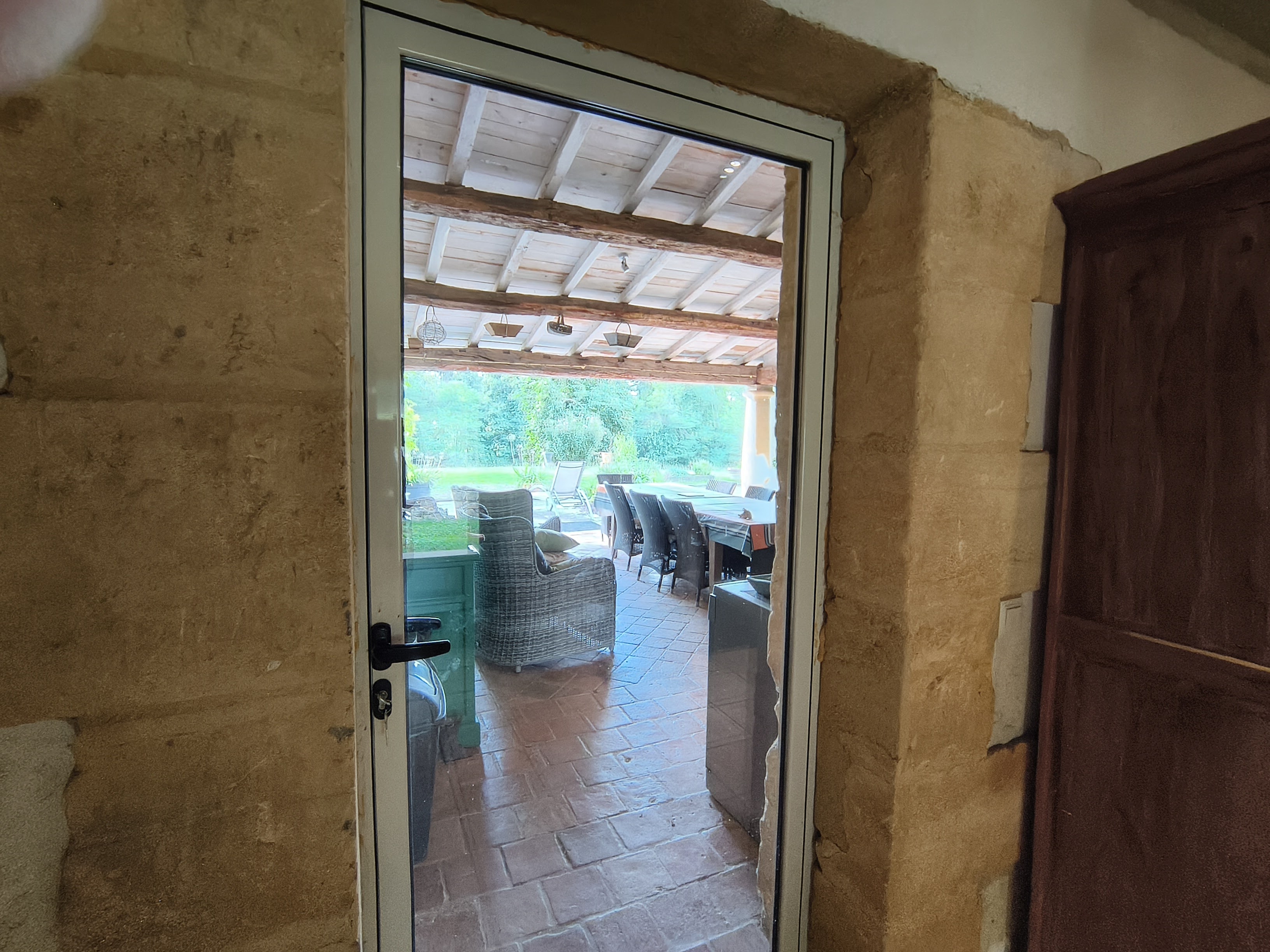 Terrasse couverte avec coin repas