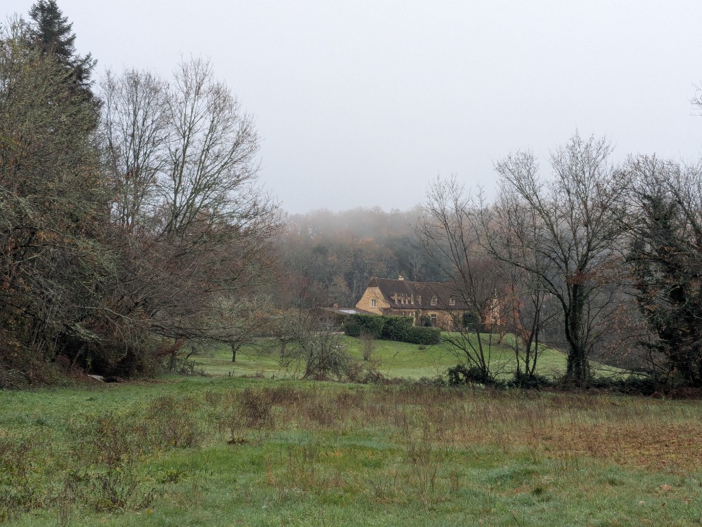 Vue lointaine du domaine La Lignée Basse